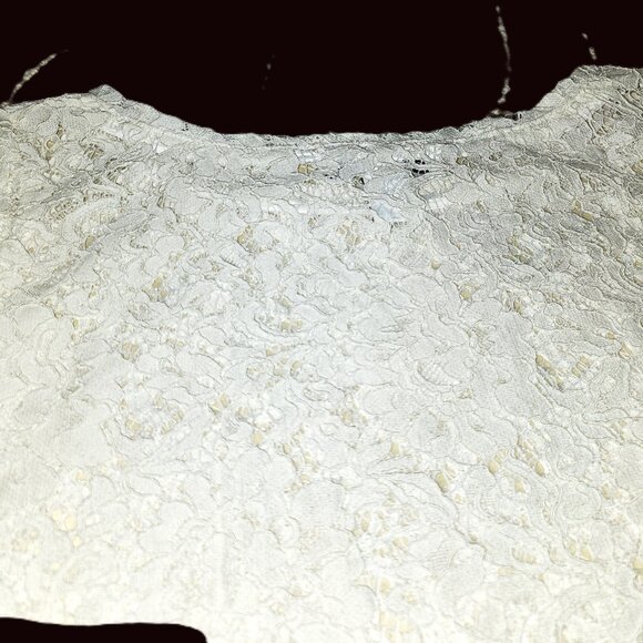 WHBM WHITE LACE TOP WITH BELL SLEEVES FEATURING EYELASH FRINGE DETAIL SIZE 00 - Picture 6 of 13